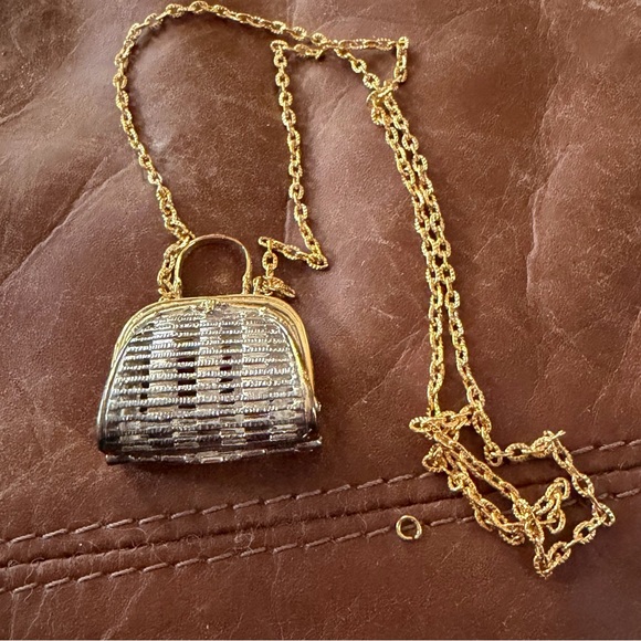 Beautiful pill box on a chain - Picture 5 of 5